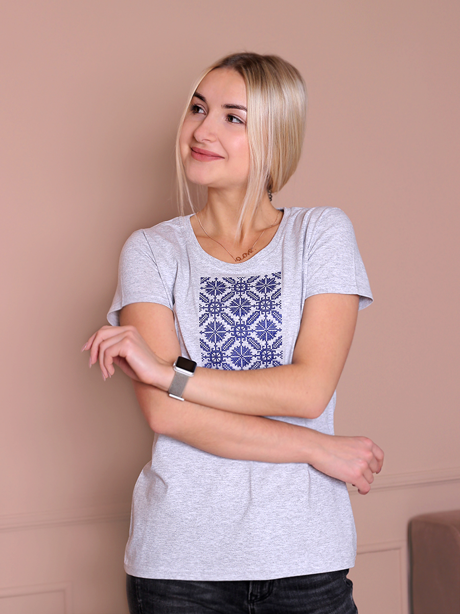 Женская футболка серая с синей вышивкой "Пяшчота"