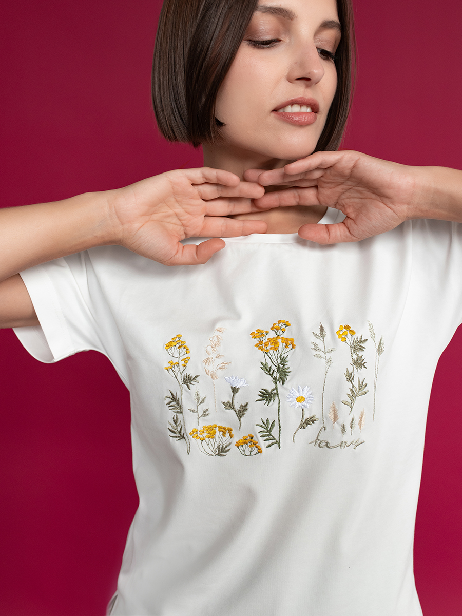 Женская молочная футболка со спущенным плечом с вышивкой "Солнечное настроение"