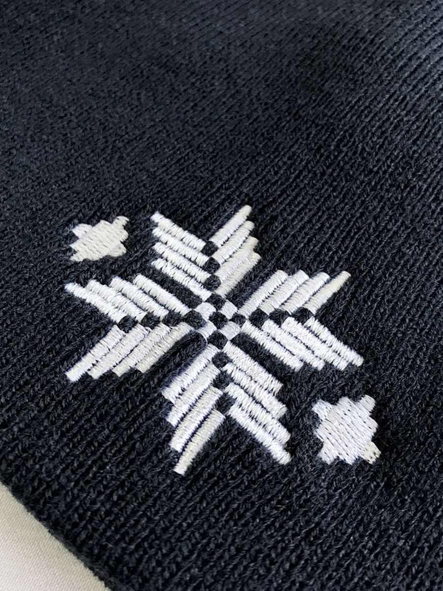 Темно-синяя шапка с белой вышивкой "Васьмiрог"