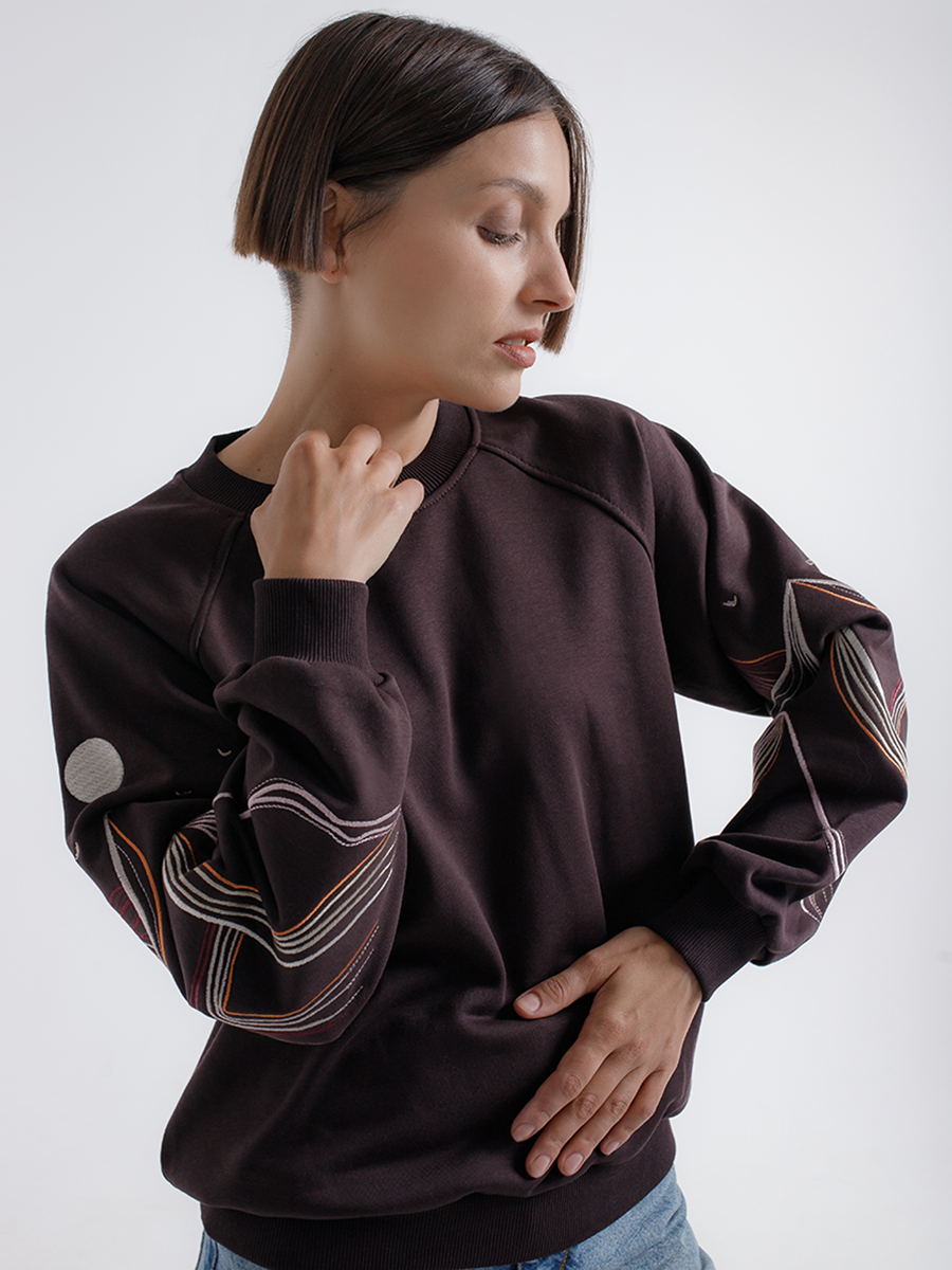 Женский свитшот реглан цвета горький шоколад с вышивкой "Горы"