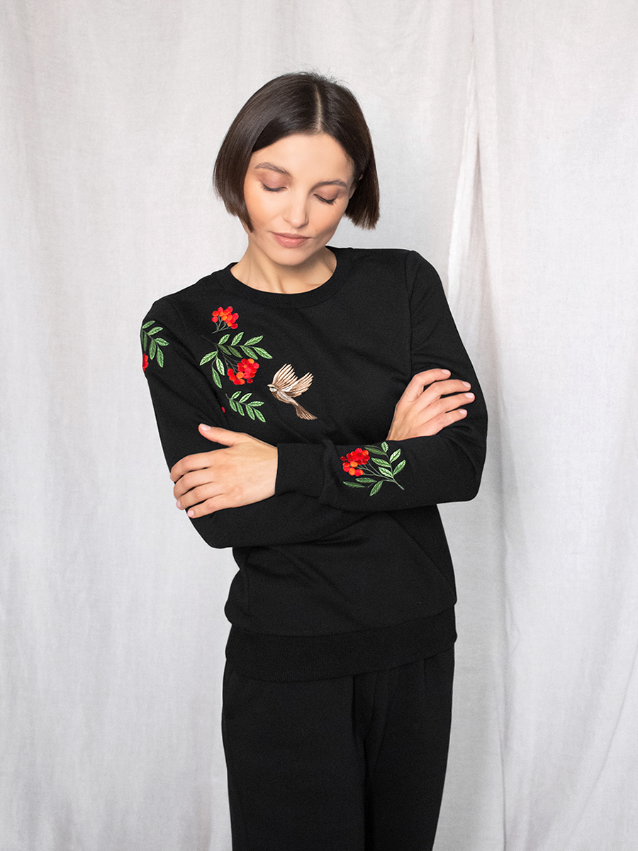 Женский свитшот черный с вышивкой "Рябинка"