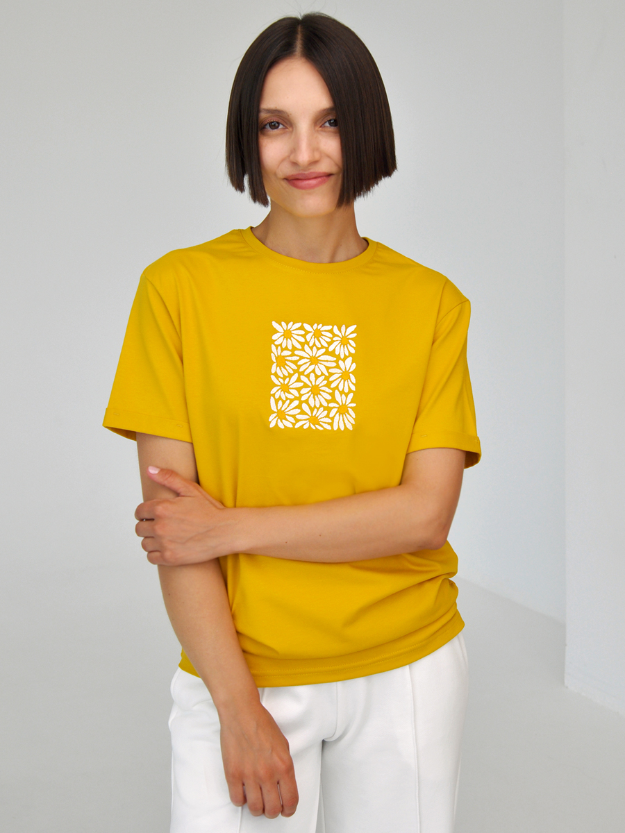 Женская горчичная футболка оверсайз с вышивкой "Поле ромашек"
