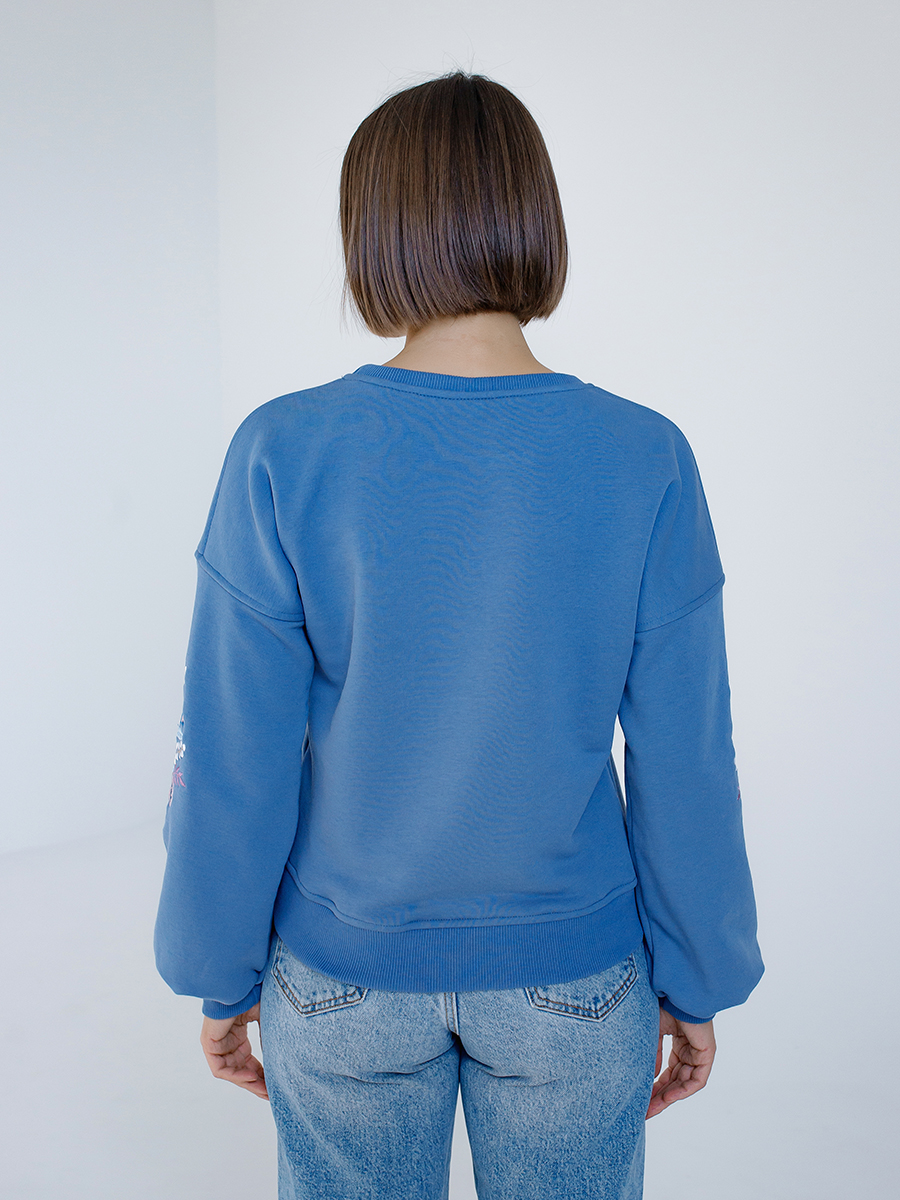 Женский свитшот оверсайз джинсового цвета с цветочной вышивкой на рукавах