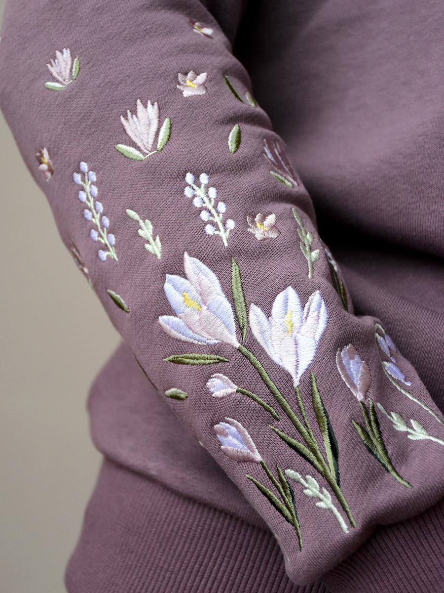 Женский свитшот сливовый с вышивкой "Крокусы"