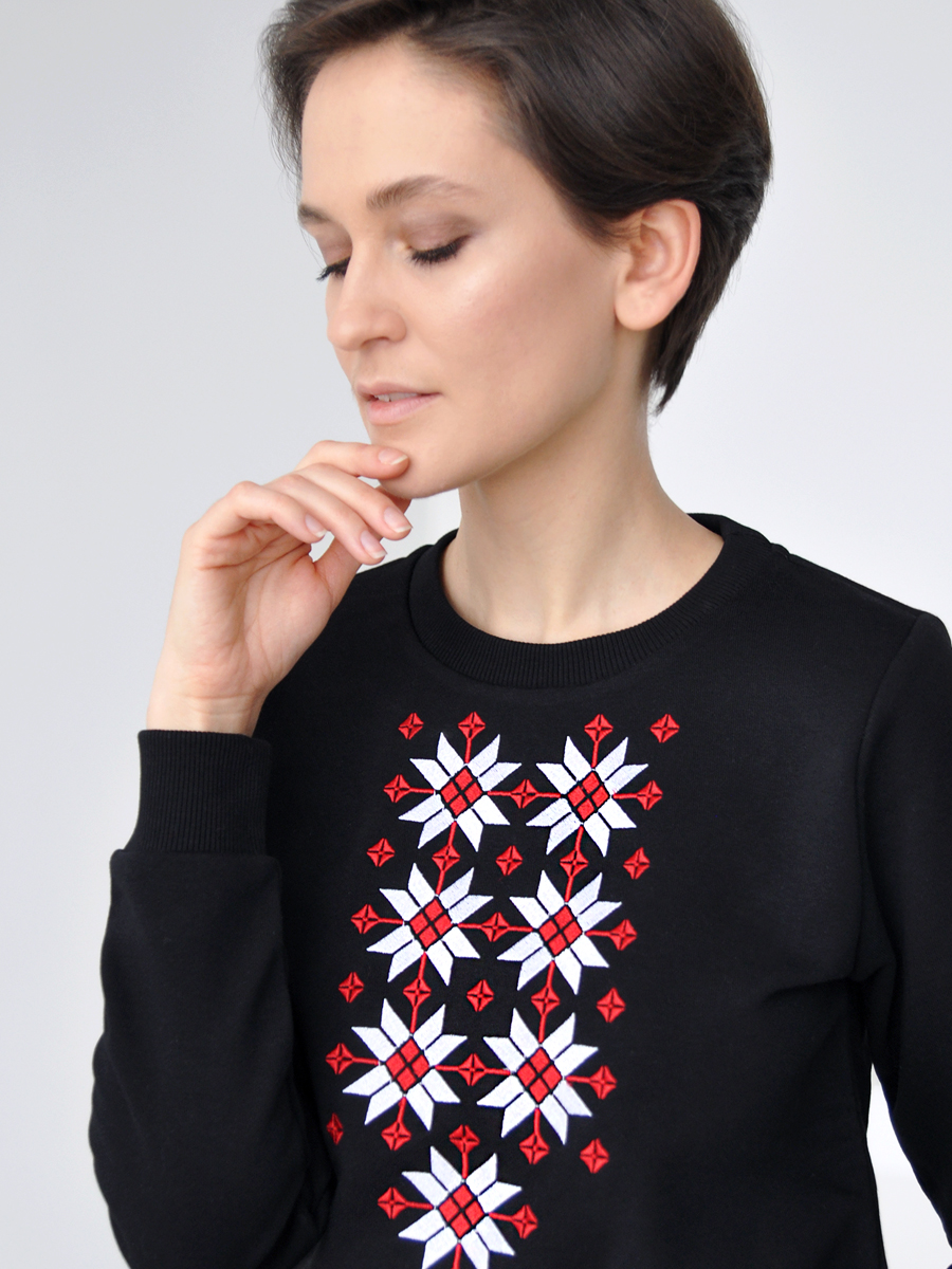 Свитшот женский черный с красно-белой вышивкой "Жыццё" 