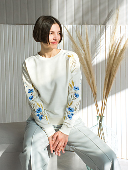 Женский свитшот молочный с вышивкой "Валошкi ў каласах"