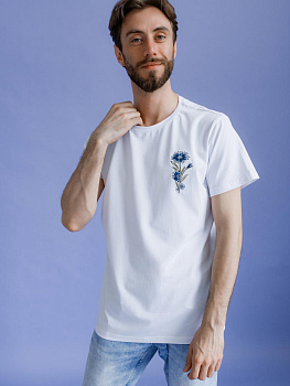 Белая футболка мужская с вышивкой "Василек"