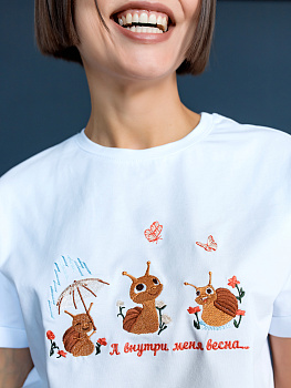 Женская белая футболка оверсайз с вышивкой "Улиточки"