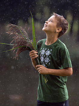 Детская футболка зеленая с белой вышивкой "Жыццё"