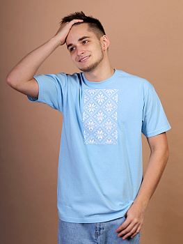 Мужская футболка голубая с белой вышивкой "Васьмiрог" 