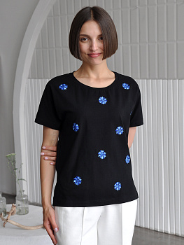 Женская черная футболка со спущенным плечом и разрезами с вышивкой "Василёчки"