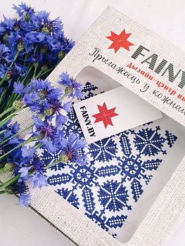 Женская футболка белая с синей вышивкой "Пяшчота" 