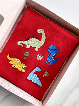 Детская футболка красная с вышивкой "Динозаврики" 