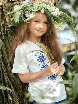 Детская футболка белая с синей вышивкой "Жыццё" 