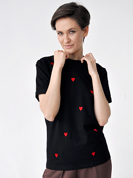 Женская черная футболка оверсайз с красной вышивкой "Сердечки"