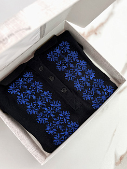 Женская футболка-поло черная с синей вышивкой "Васильки"