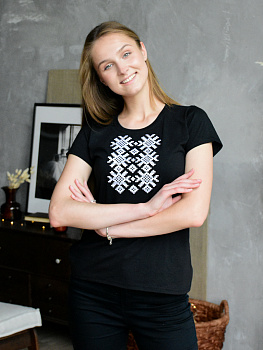 Женская футболка черная с белой вышивкой "Ярыла" 