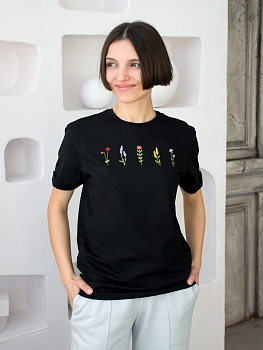 Женская черная футболка оверсайз с вышивкой "5 flowers"