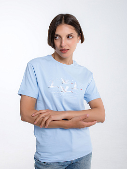Женская футболка голубая  оверсайз с вышивкой "Лебеди"