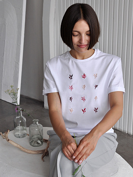 Женская белая футболка оверсайз с вышивкой "Листопад"