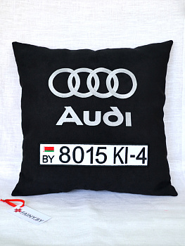 Подушка черная "Audi" с гос. номером, 33x33 см