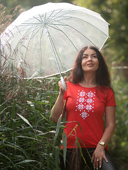 Женская футболка красная с белой вышивкой "Жыццё" 