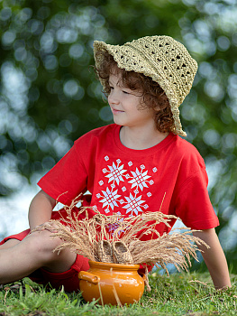 Детская футболка красная с белой вышивкой "Жыццё" 