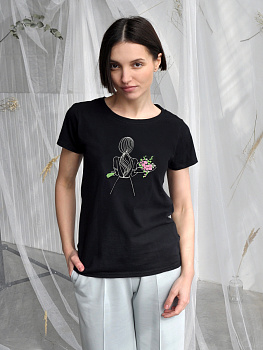 Женская футболка черная с вышивкой "Девушка с летним букетом" 