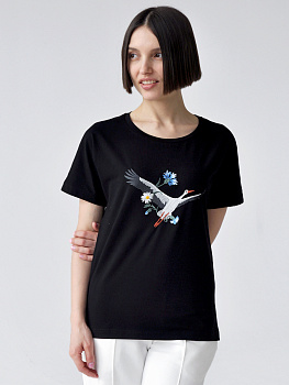 Женская черная футболка со спущенным плечом с вышивкой "Аист"