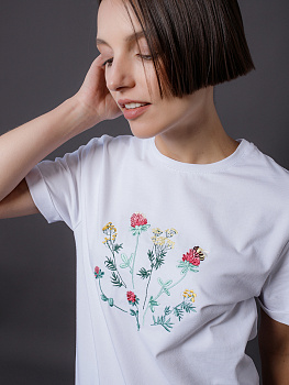 Женская футболка белая оверсайз с вышивкой "Клевер"