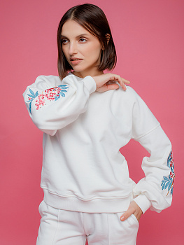 Молочный женский свитшот оверсайз с вышивкой "Хрустальная ягода" на рукавах