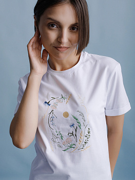 Женская футболка белая оверсайз с вышивкой "Вальс цветов"
