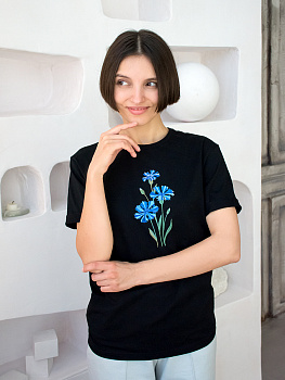 Женская черная футболка оверсайз с вышивкой "Василек"