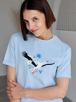 Женская голубая футболка оверсайз с вышивкой "Аист"