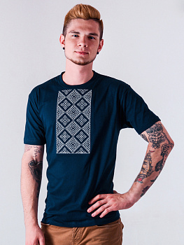 Мужская футболка темно-синяя с белой вышивкой "Прыяднанне" 