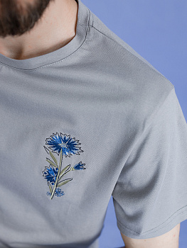 Серо-бежевая футболка мужская с вышивкой "Василек"