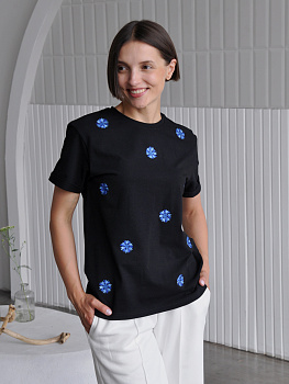 Женская черная футболка оверсайз с вышивкой "Василёчки"